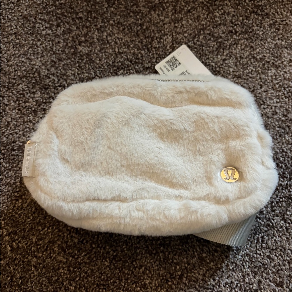 Lululemon everywhere belt bag